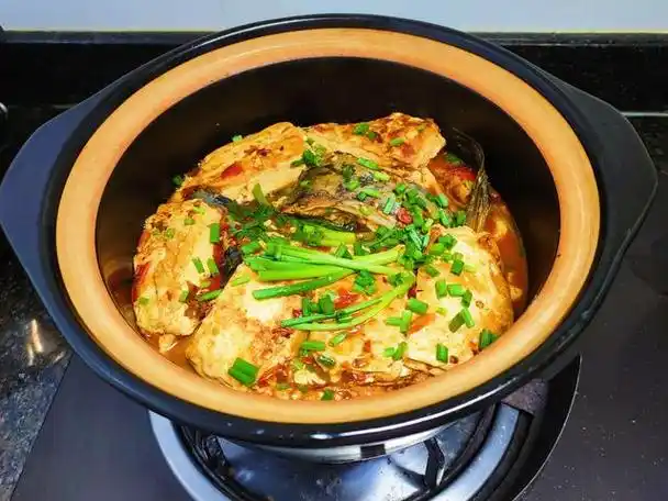 鱼头豆腐煲做法简单,营养又美味,成本10几元而已