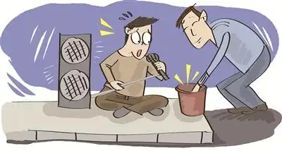 他想给卖唱歌手1元表支持