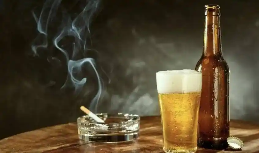 用烟和酒安慰自己,到底是好是坏?让我们来剖析!_影响_问题_心理