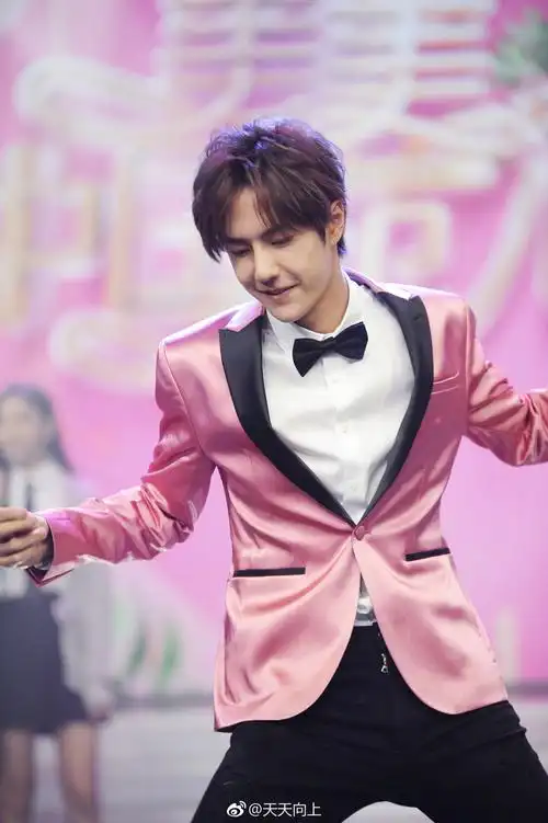 继上期担任"舞推广大使"后,本期@uniq-王一博 一博又将解锁什么新舞姿