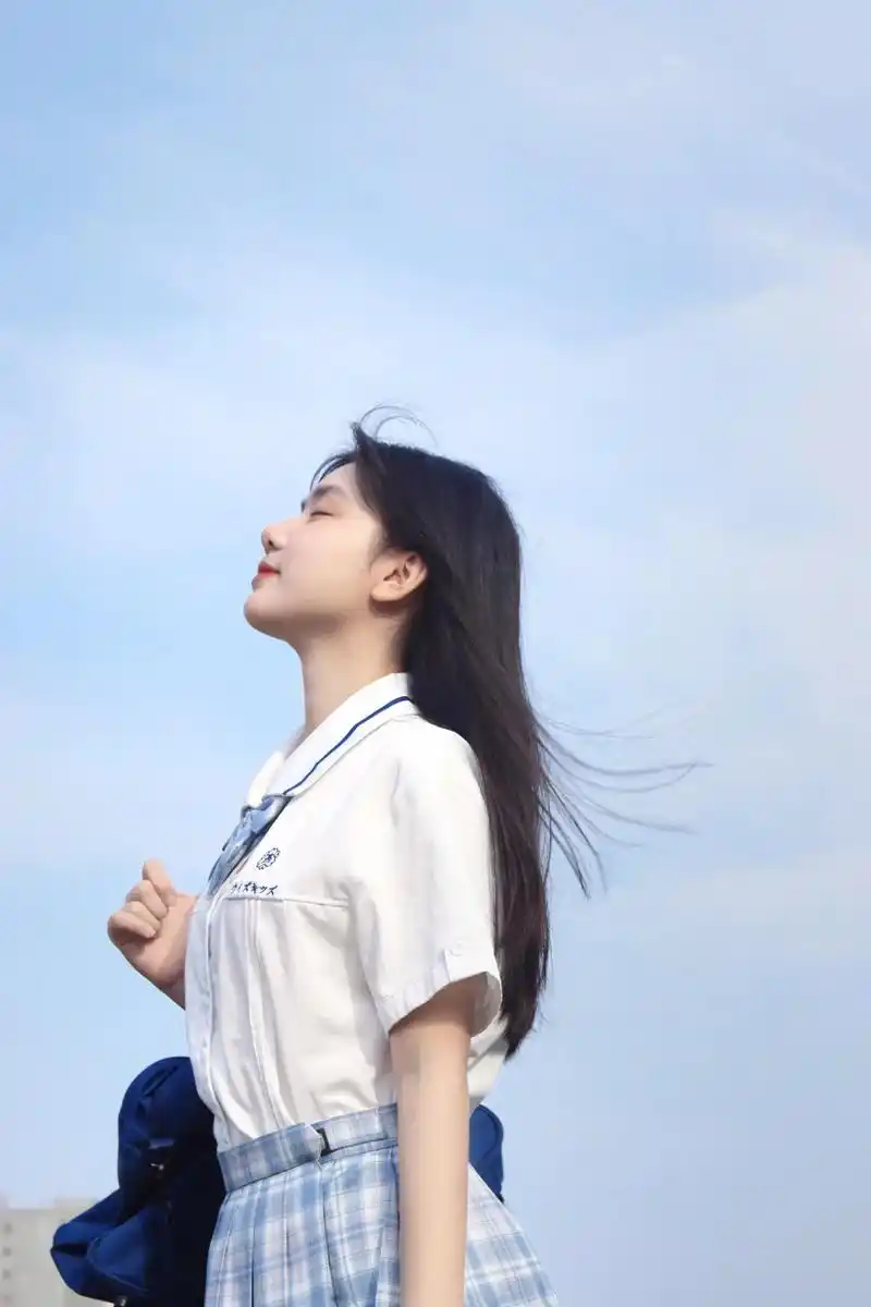 天台上的夏天和少女的裙摆95 #天台拍照 #jk制服 #少女 - 抖音