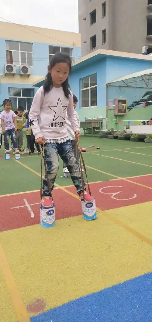 宝贝佳幼儿园佳佳二班户外活动篇——"有趣的踩高跷"