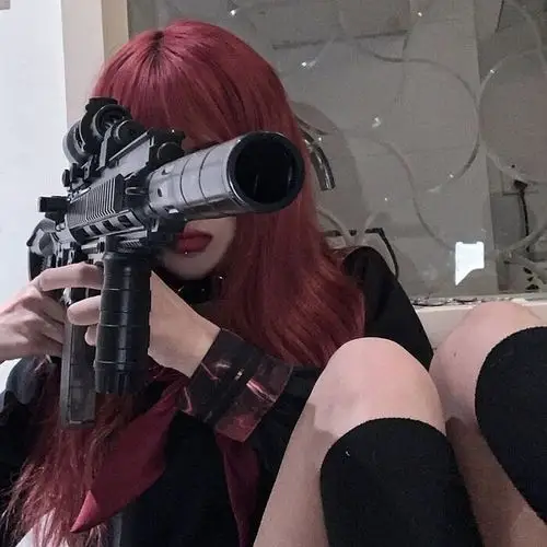 求手里拿枪 枪口对着镜头的头像