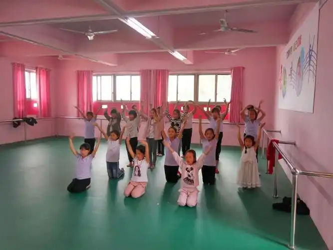 舞蹈班的孩子排练节目多认真!