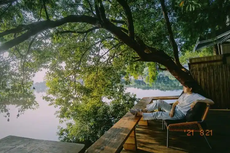 东湖边的茶馆悠闲自在像在江南小城