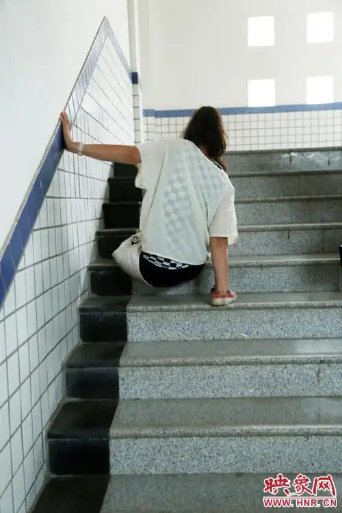 母亲自尽父亲离家河南无腿女孩孤身走进大学