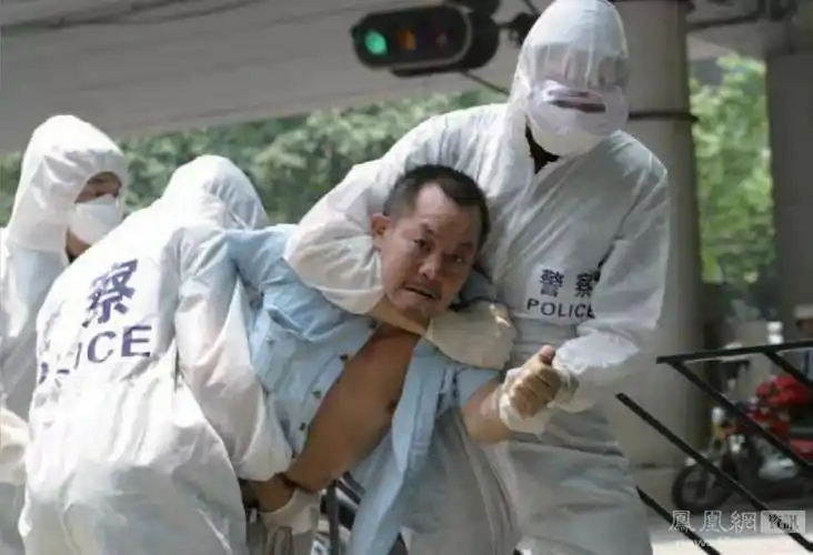 2003年5月30日,一位妇女乘坐地铁时用棉纸垫着握杆以避免感染sars病毒