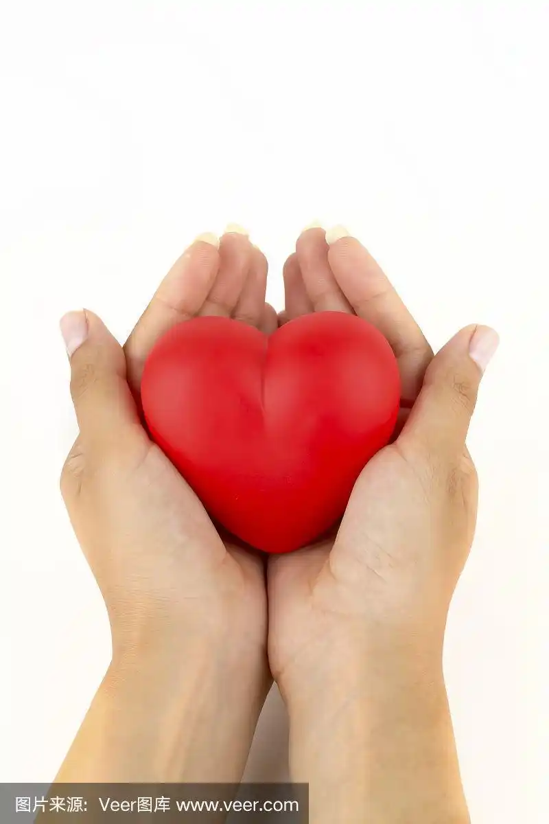 女人双手捧着红色心形图案