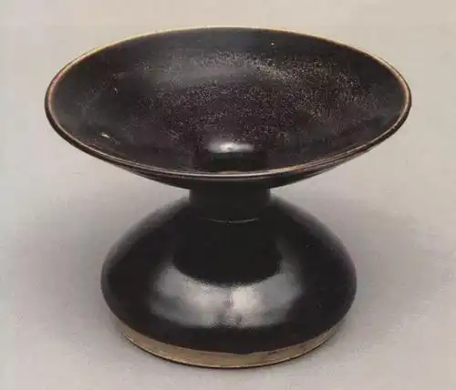 瓷器带到日本,并称它为"天目",于是后来人们习惯上便把黑釉瓷称为"