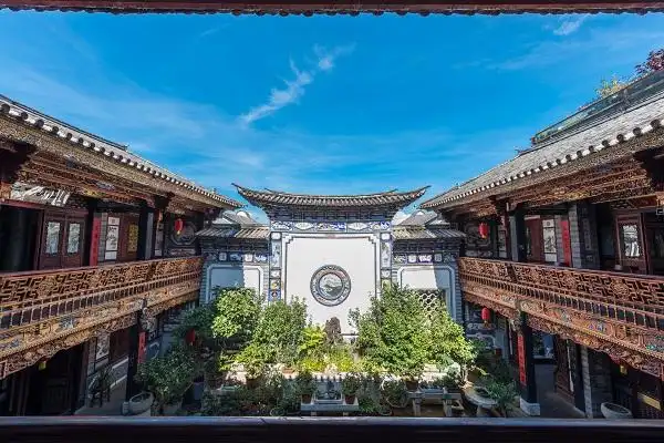 云南白族民居建筑:三坊一照壁和四合五天井