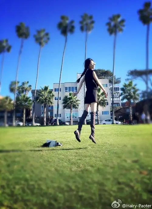 王仕鹏妻子近照 靓丽装扮秀完美身材