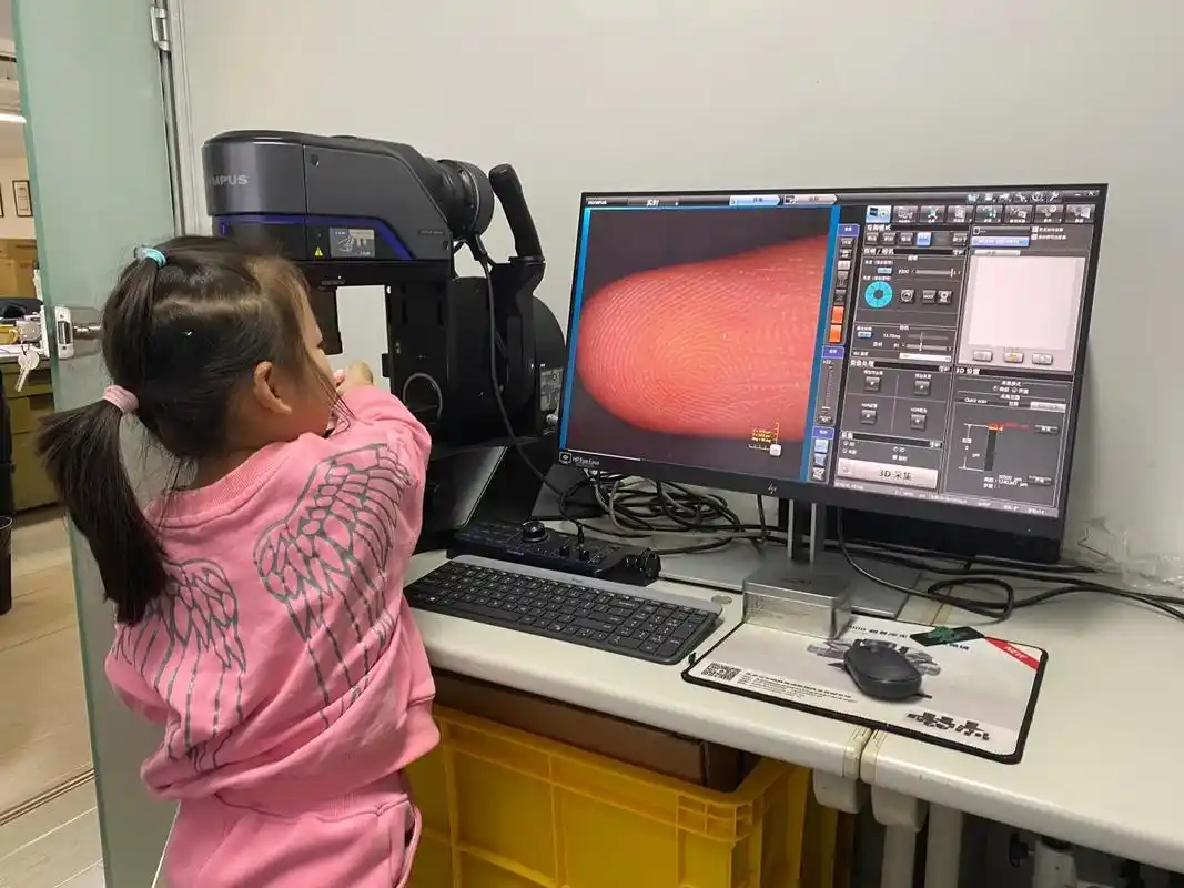 带孩子看看显微镜看看放大后的皮肤和指甲