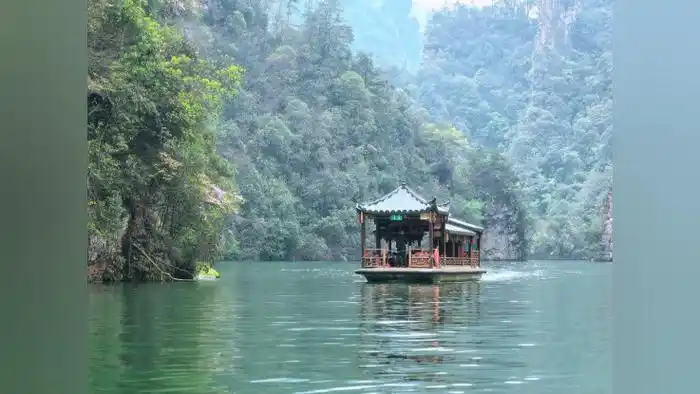 张家界宝峰湖迎来春游踏青小高峰