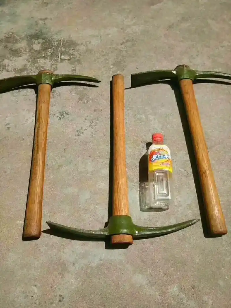 1976年的老工兵镐 - 抖音