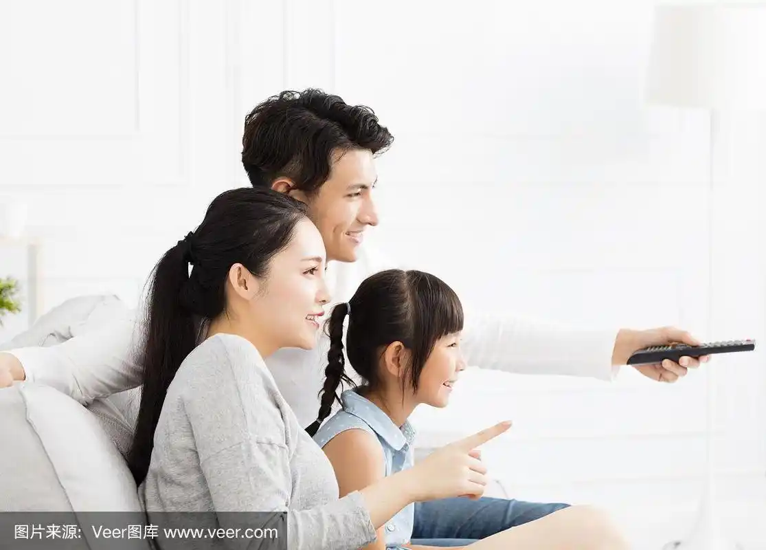 幸福的一家人在客厅看电视