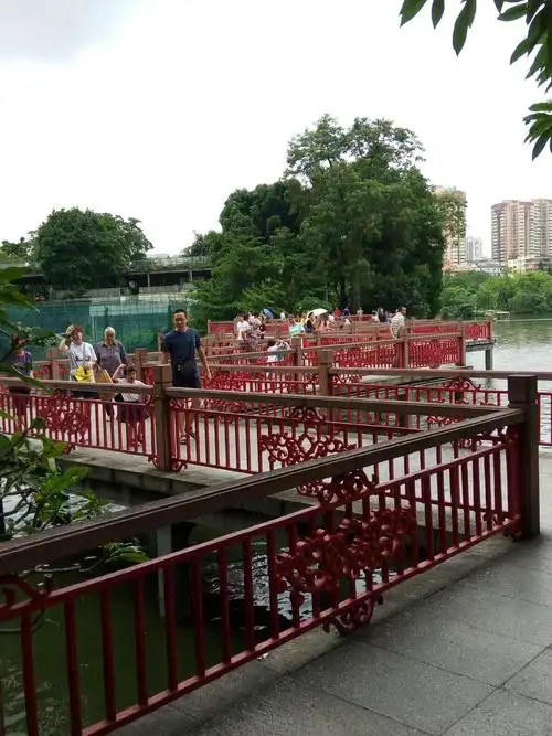 东湖有漂亮的九曲桥