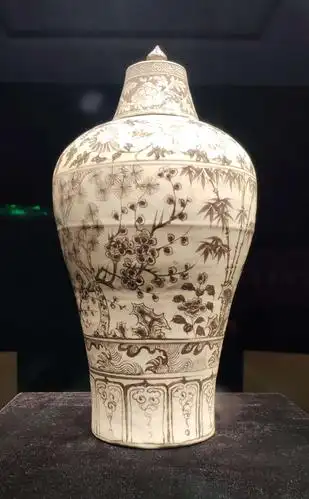 南京博物馆镇馆之宝梅瓶