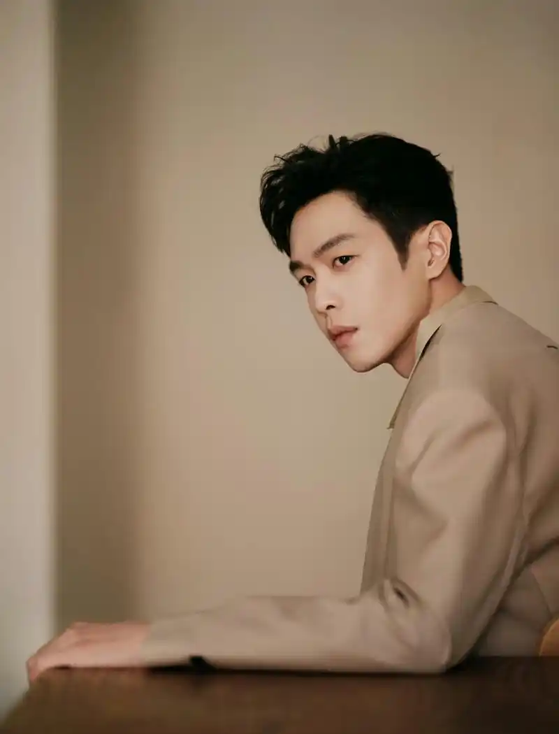 张若昀穿西装也是帅的离谱!春意阑珊氛围感满满,侧脸的颜值真的绝了!