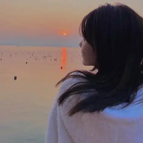 侧脸抬头微笑头像 头像图片大全 -【爱个性】