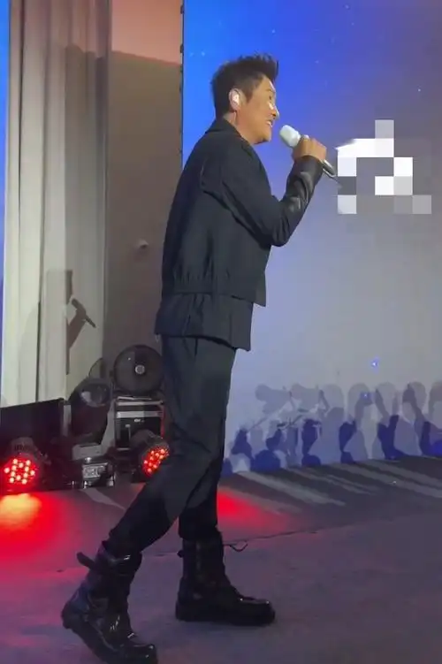 孙楠现身商演气势磅礴 身形暴瘦颜值回春