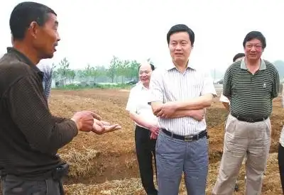 固始县委书记曲尚英(中)深入田间地头检查指导农业生产