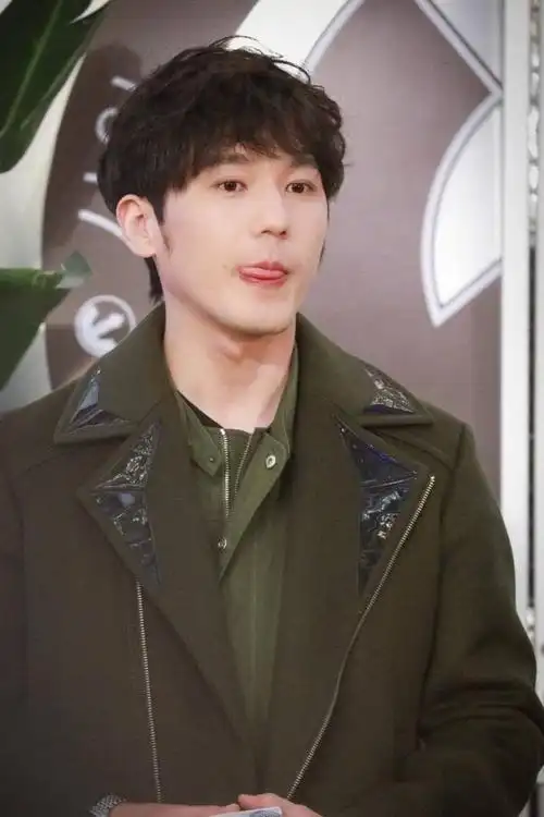 没胡子的白宇,是否更帅了呢?