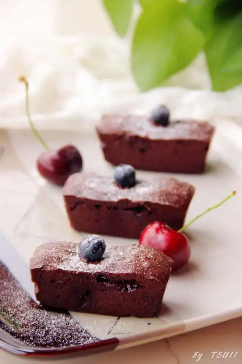 蛋糕·主料:黄油100g 糖粉80g 低粉140g 可可粉20g 鸡蛋3个 蓝莓果酱