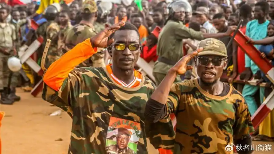 尼日尔支持政变者示威西共体推迟部署干预重要会议