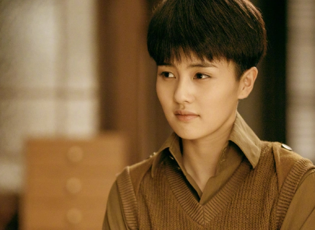 《烈火军校》帧襄cp同款校服,许凯躺姿酷拽,白鹿短发奶味十足