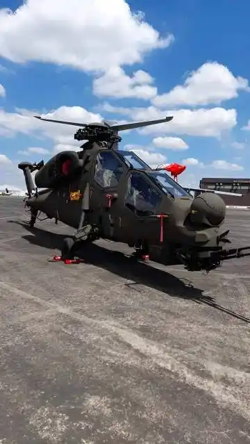 运送菲律宾空军首批t129攻击直升机的两架土耳其空军a-400m运输机降落