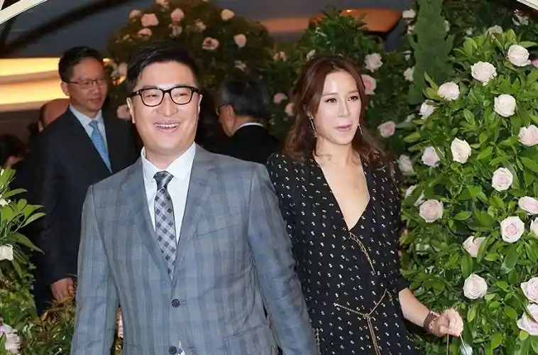 展示了徐子淇新家的照片,总造价超过40亿,屋顶还有私人游乐园,_豪宅