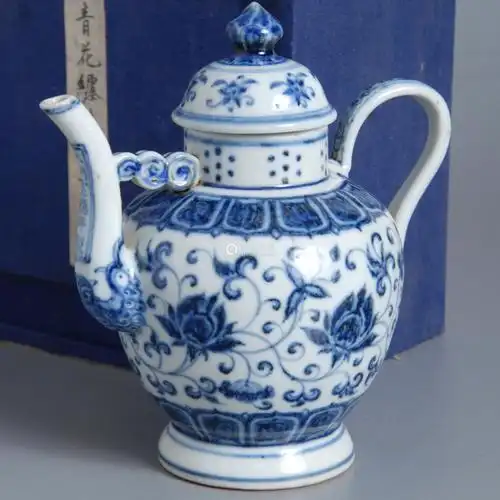 明宣德青花缠枝莲纹执壶