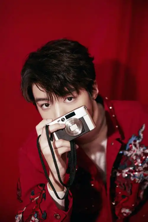 王俊凯刺绣夹克帅气写真图片,王俊凯图片-第4图