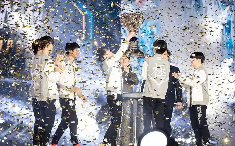 ig战队在2018年英雄联盟s赛总决赛夺冠捧杯