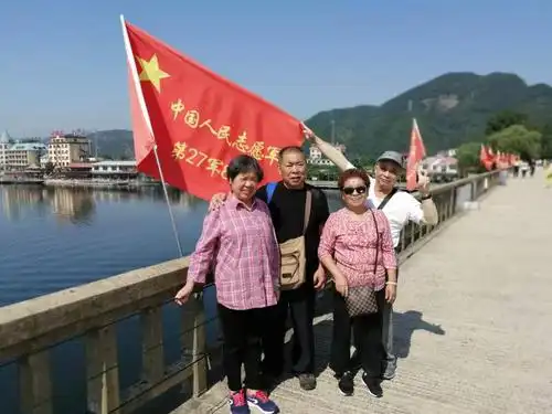 断桥上插着当年志愿军参战部队番号的军旗,告诉人们不要忘记祖国那些