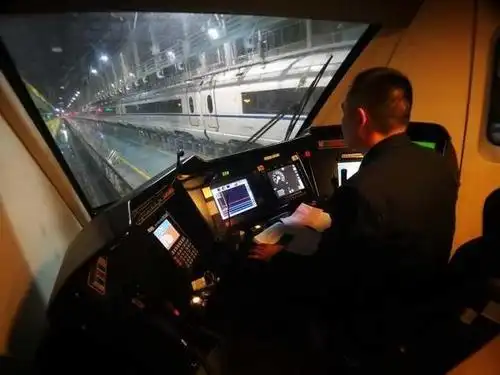 方爱军驾驶crh1b型动车组驶入检修库准备停车检修