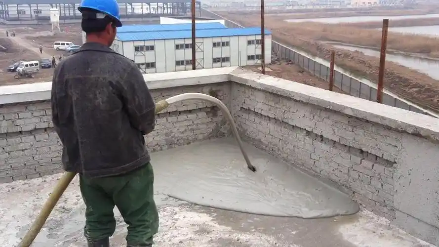 现浇泡沫混凝土是指用物理方法将发泡剂水溶液制备成泡沫,再将泡沫