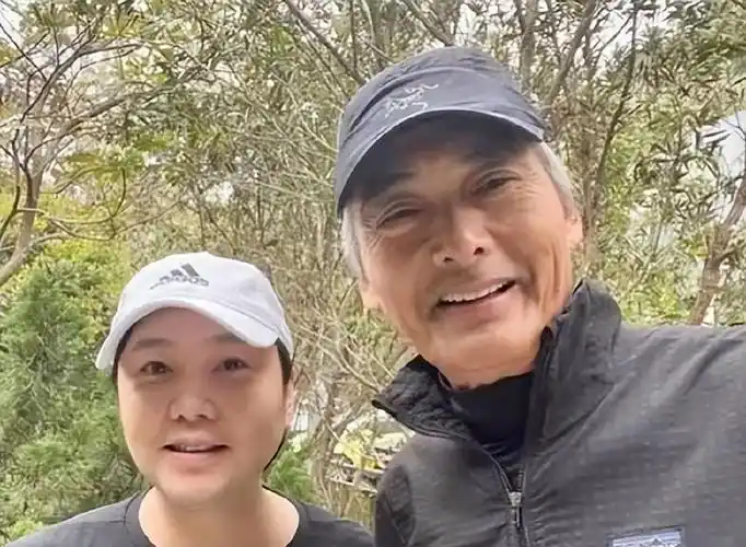 网友早餐店偶遇周润发发哥主动拿手机和路人合影