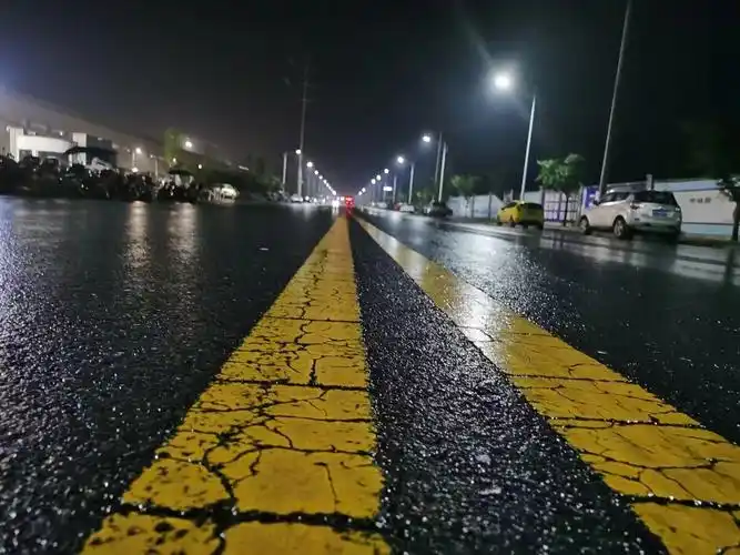 下雨天街上人也没有了