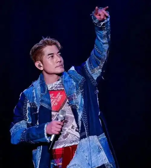 郭富城一家四口现身赛马场,女儿黏爸爸要抱抱,方媛鼻子引热议