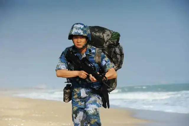 《火蓝刀锋》蒋小鱼下水救人,跟着龙大队,开启鲤鱼跃龙门的旅程