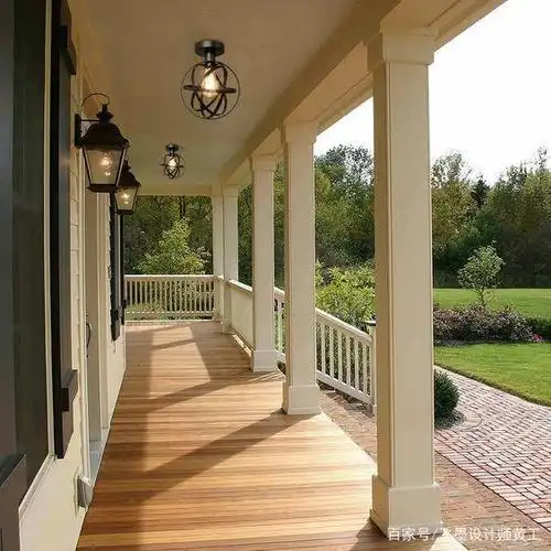 有钱人家的别墅有庭院,也一定有宽敞的门廊,比传统的别墅美多了