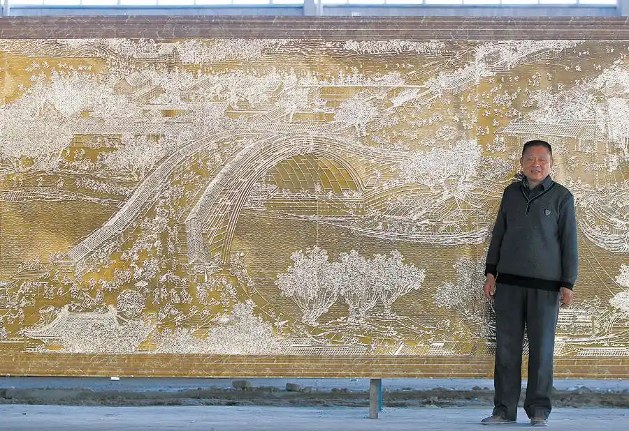 无极一民间艺人5年时间雕成黄铜板《清明上河图》