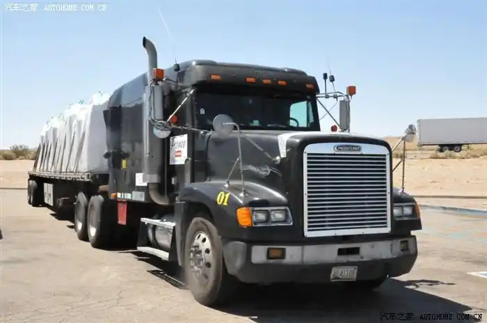 别样的风景!美国高速公路实拍18轮大卡车