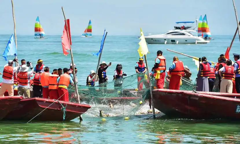 博斯腾湖开湖捕鱼迎丰收