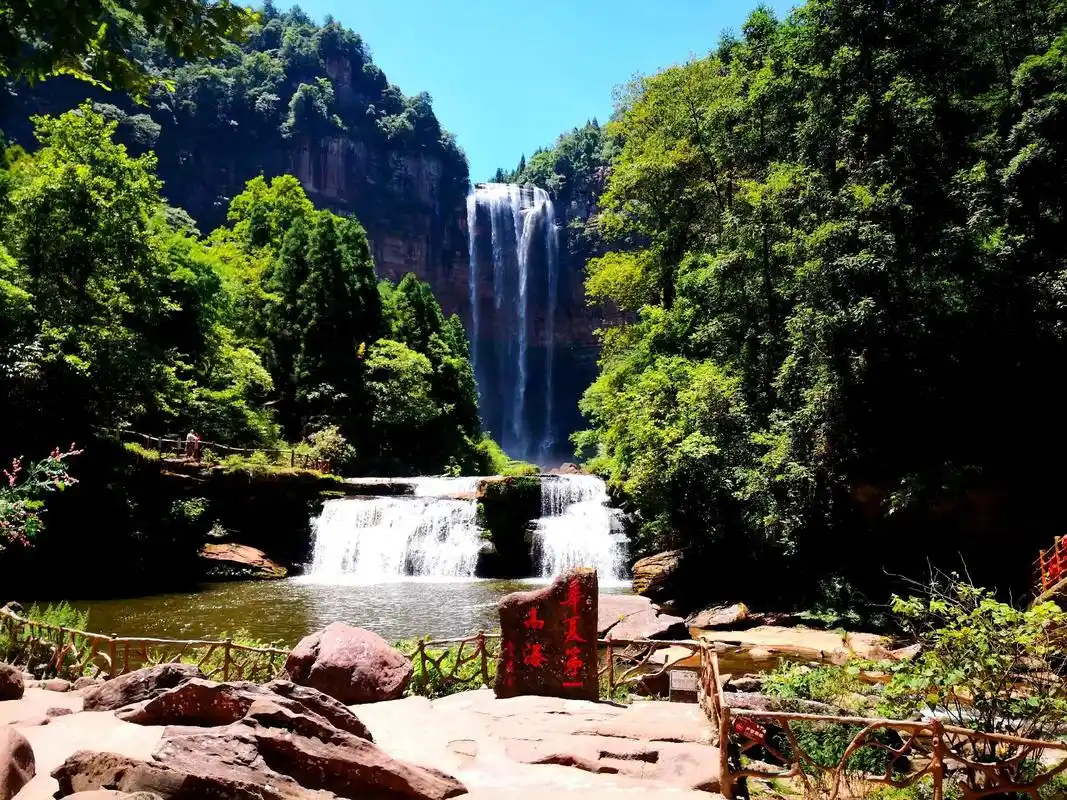 在炎热的夏天,风景秀美的四面山的望乡 - 抖音