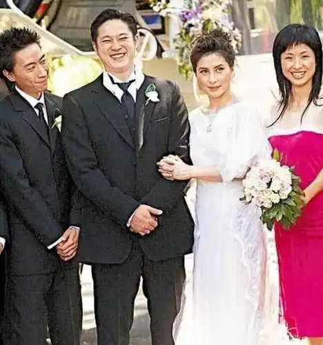 何超仪晒出嫁照送别赌王,千字长文细数婚礼上父亲暖心细节,引泪目