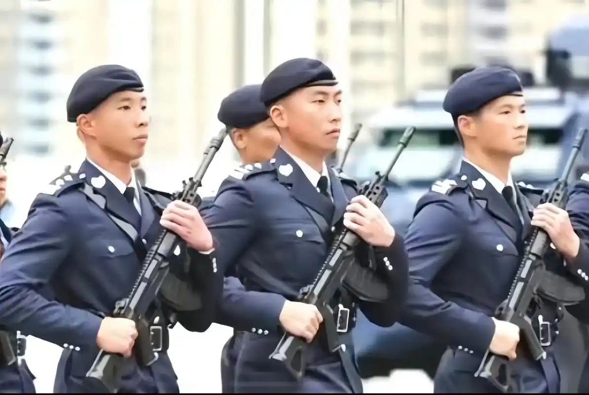 香港阿sir换国产qbz—191.近日,香港警察机动部队首次 - 抖音