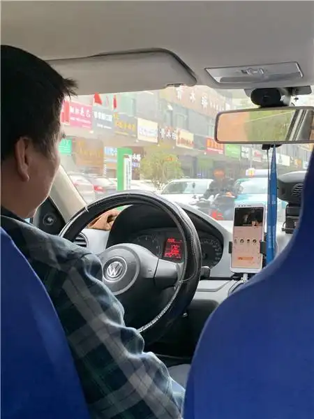 大写的危险!安顺这位出租车司机竟然边开车边追剧