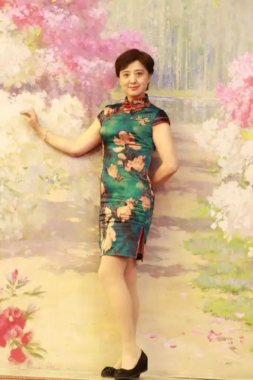 女神 旗袍美人秀 红酒佳丽俏 写美篇柳叶桨溅桃花浪 汀州里鹤眺远方